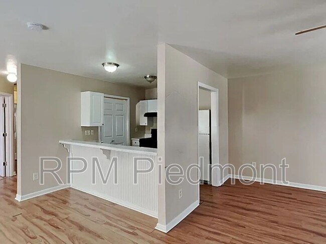 Foto del edificio - 213 Toby Springs Ln