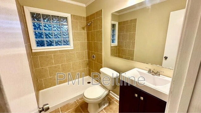 Foto del edificio - 3217 McAfee Rd