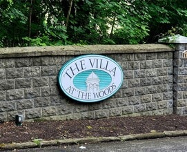 Building Photo - 1402 Villa Dr