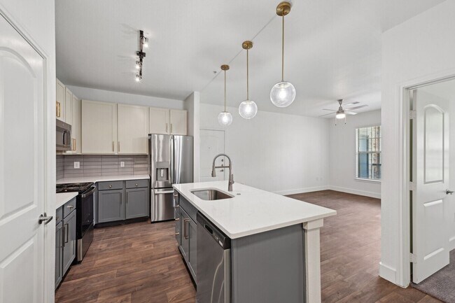 Foto del edificio - Stylish 1 Bed Apt — Save $1,200 on First M...