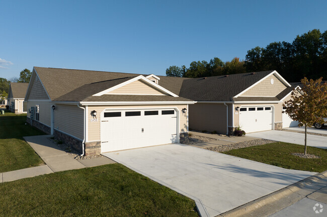 Building Photo - Redwood Fort Wayne Maplecrest Road