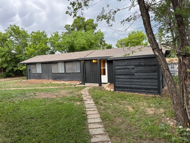 Building Photo - Great Location, Newly Renovated