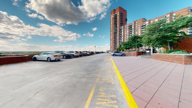 Foto del edificio - 616 Harmon Cove Tower
