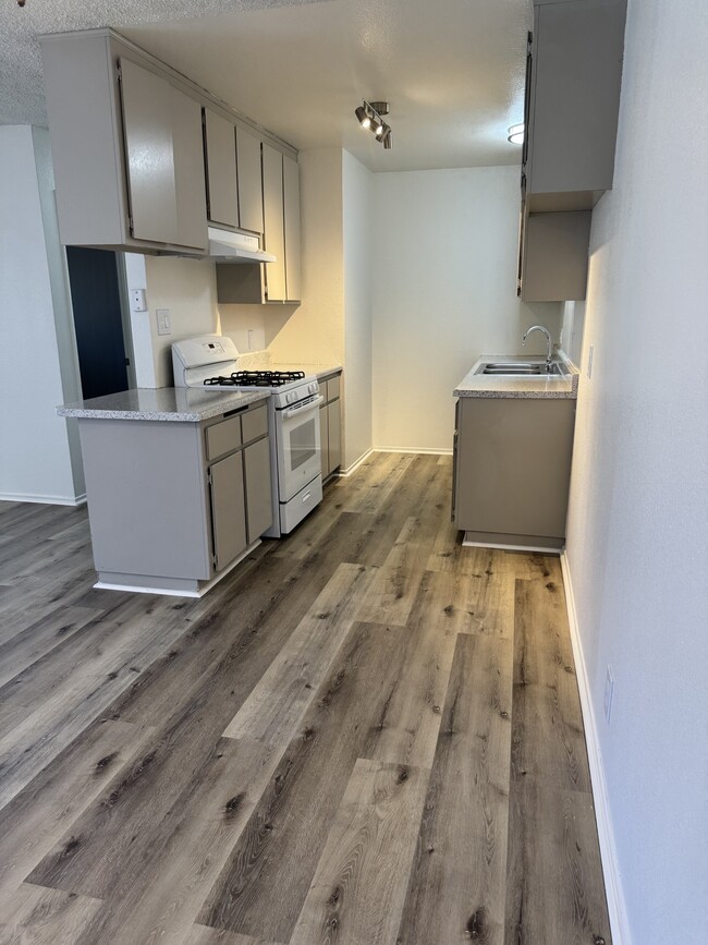 Foto del edificio - Quail Springs Village Apartments