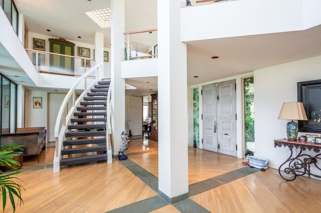 Foto del edificio - 240 Wyandanch Ln