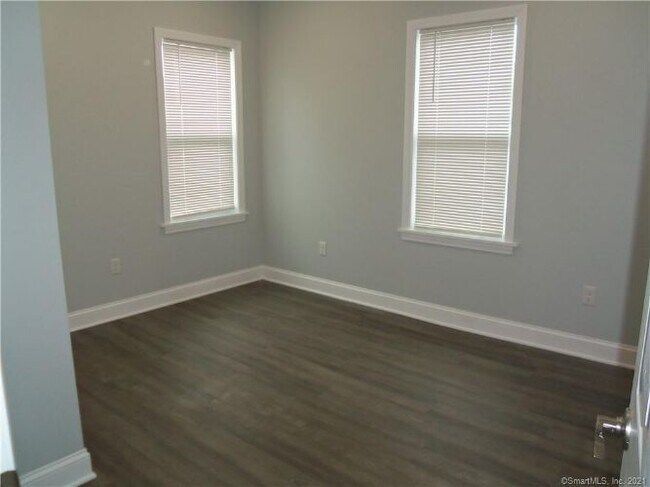 Building Photo - 592 Sylvan Ave