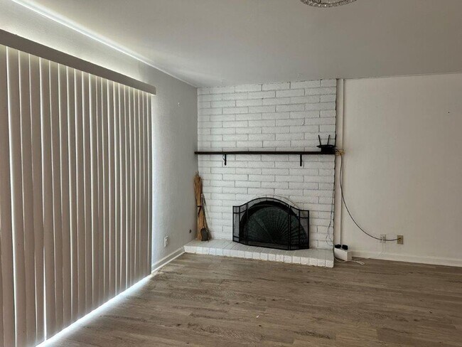 Foto del edificio - Spacious 4-Bedroom Home with Solar in Prim...