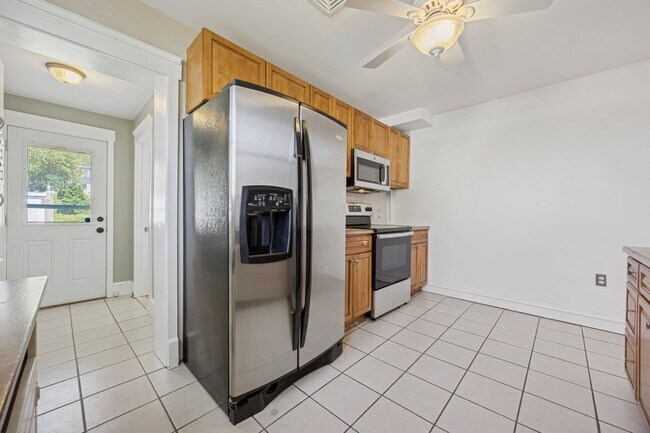 Foto del edificio - Charming 3-Bed Twin Home in the Heart of C...