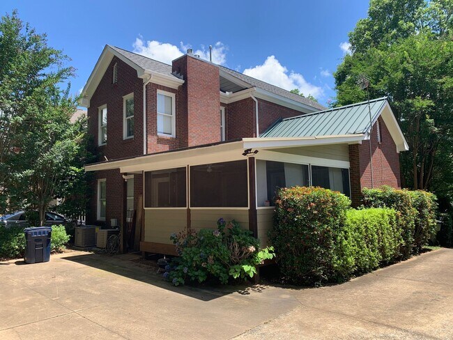 Foto del edificio - Spacious Townhome close to downtown Auburn...