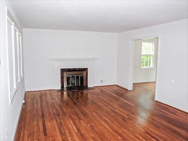 Foto del edificio - Ideal 3 Bedroom 2 Bath Colonial Just Over ...