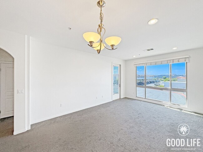 Foto del edificio - Charming 1BD/1BA Condo in Carmel Valley with Walk-In Closet, Balcony & In-Unit Laundry