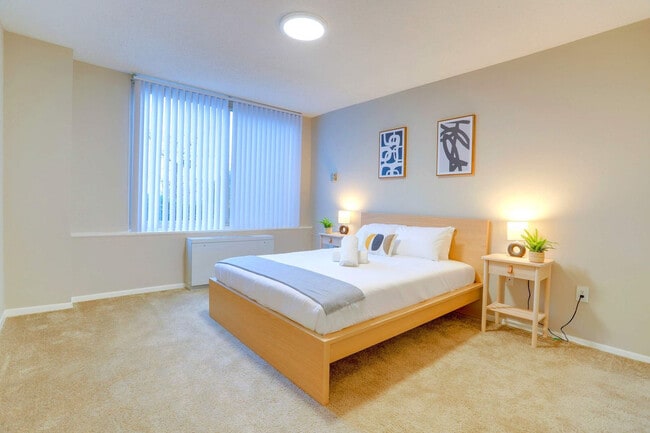 Building Photo - 1600 S Eads St