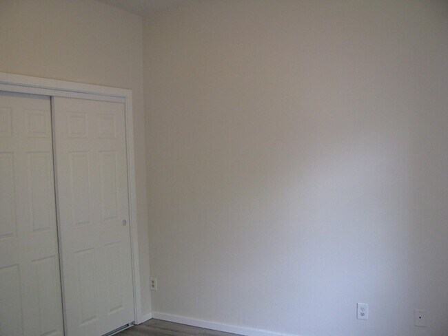 Building Photo - Updated Bungalow