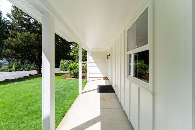 Foto del edificio - Newly Remodel Home in West Hills!