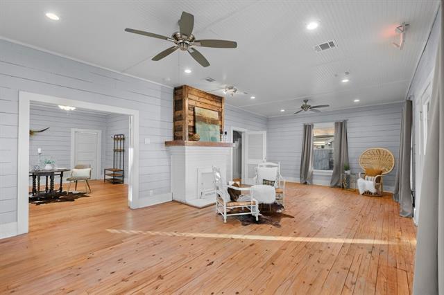 Building Photo - 915 N Center St