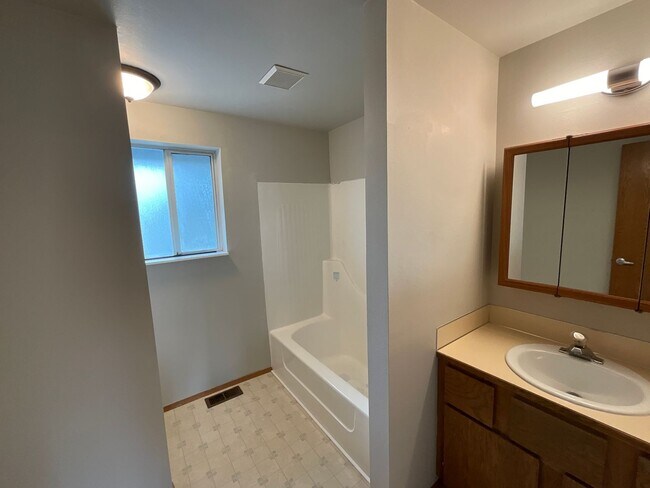 Foto del edificio - Beautiful 3Br/3Bth with large backyard in ...