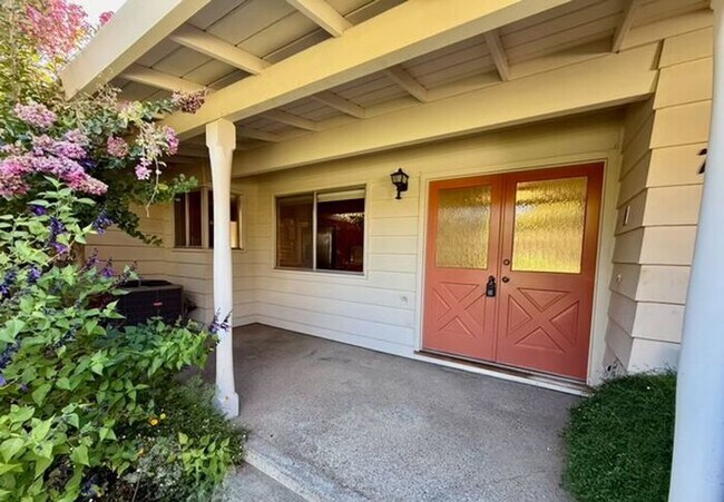 Building Photo - Beautiful 4 bedrooms 2.5 bath home