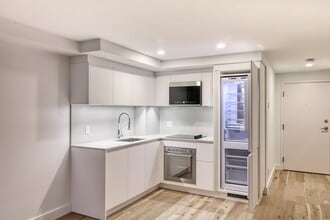 Building Photo - 3460 Rue Peel