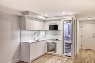 Building Photo - 3460 Rue Peel