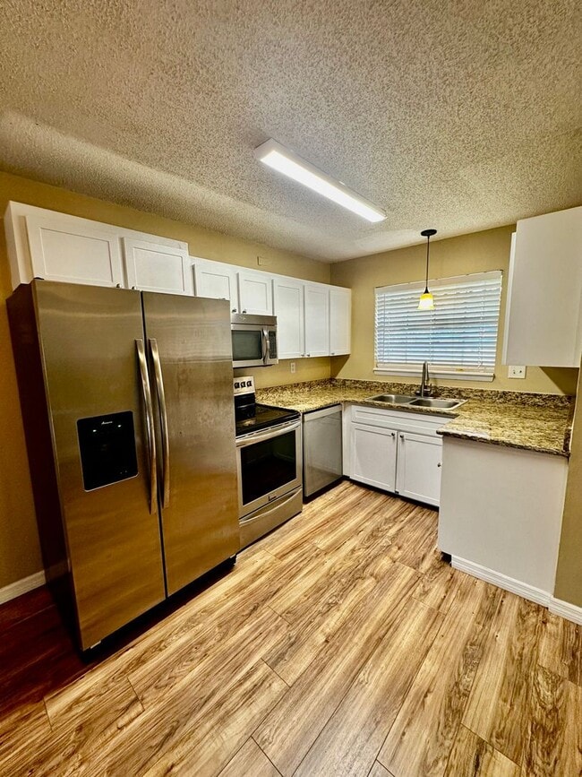 Building Photo - 313 Dirksen Dr