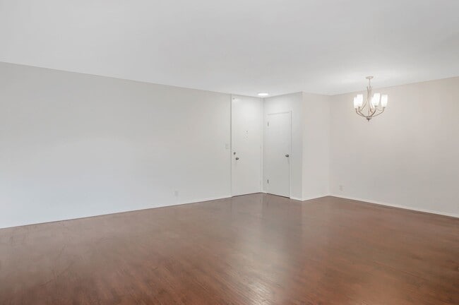 Building Photo - 320 N La Peer Dr