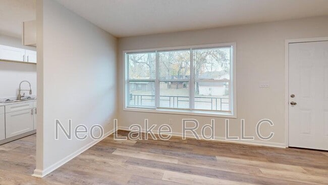 Building Photo - 605 Lake Rd