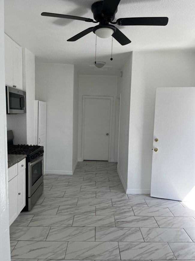 Building Photo - 618 W 9th St