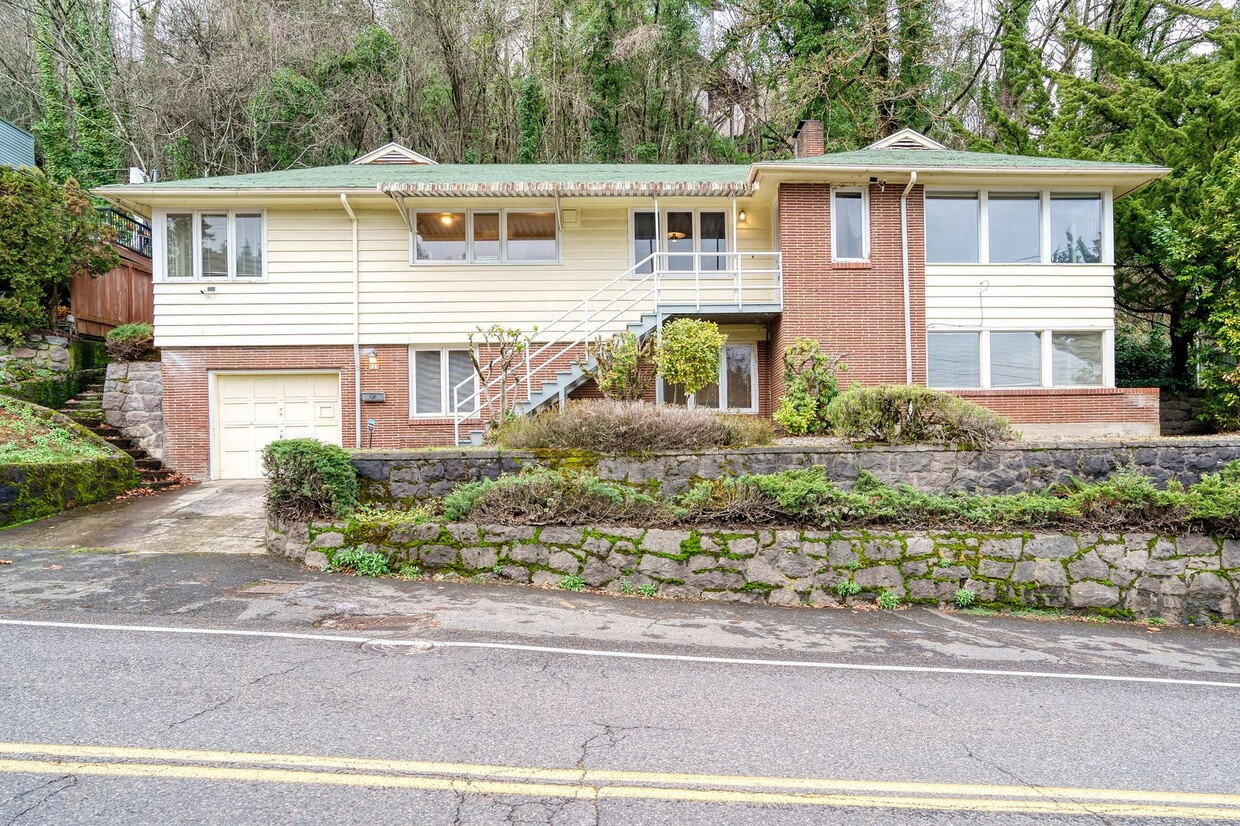 Primary Photo - Charming 1940's Home with Stunning Mt. Hoo...