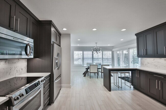 Building Photo - 705 Neapolitan Way