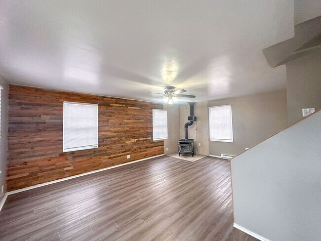 Foto del edificio - 3 bedroom 2 bath