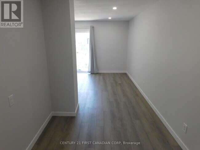 Building Photo - 114-114 Pauline Crescent