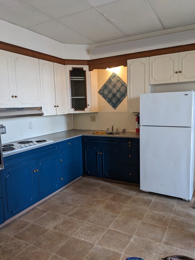 Cute kitchen with a lot of storage - 902 W Main St