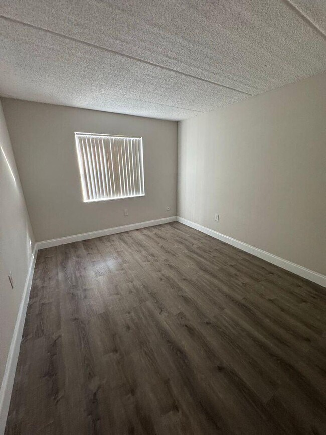 Building Photo - 2724 Vandiver Dr