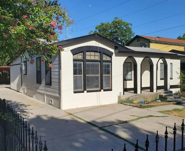 Building Photo - 2026 Dahlgreen Ave