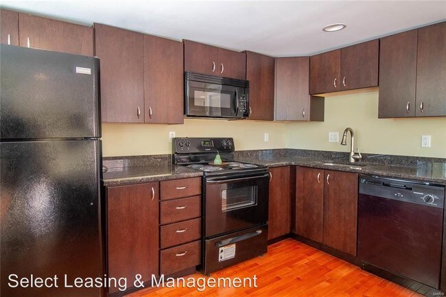 Foto del edificio - 2710 Russell Blvd