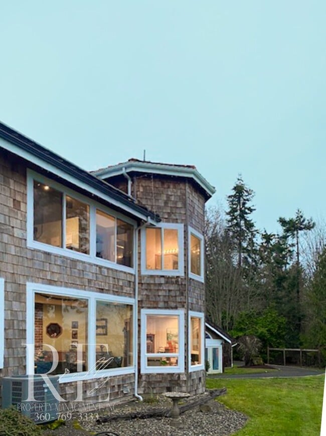 Foto del edificio - Waterfront Rustic Retreat with Vaulted Ceilings, Picture Windows & Lofted Nook