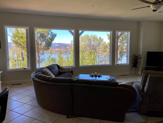 Living room - 4588 Panorama Pl