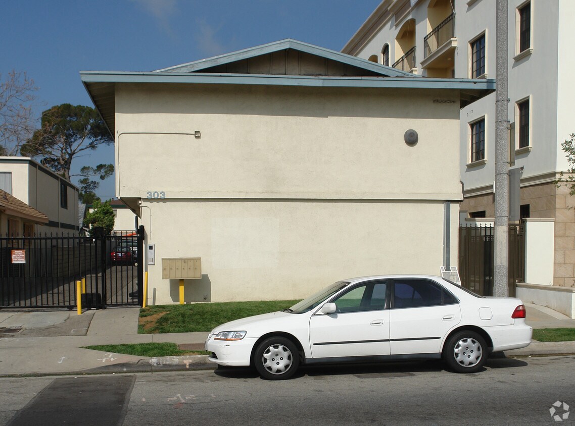 Building Photo - 303 Hill Ave