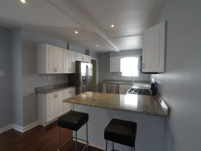 Foto del edificio - 1744 Pioneer Ave
