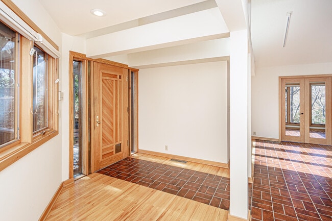 Building Photo - 1424 Bradford Dr