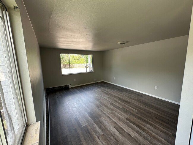 Foto del edificio - Move in ready 1 bedroom/1 bath in Edgewate...