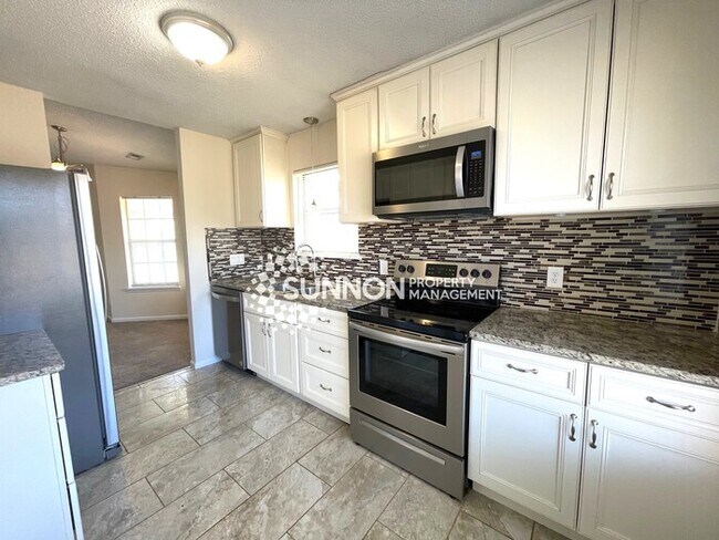 Foto del edificio - Spacious 3 Bed, 2 Bath End Unit