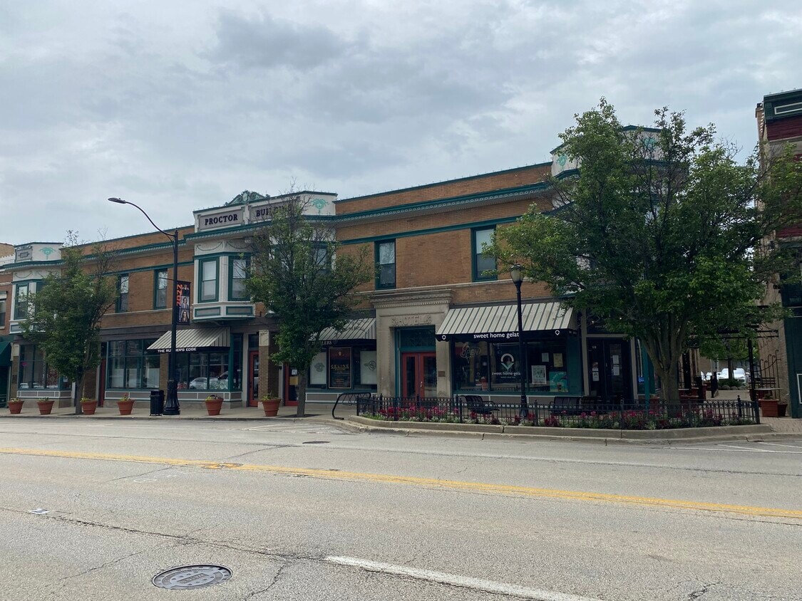Foto principal - 520 N Milwaukee Ave