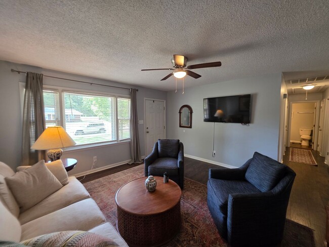 Foto del edificio - Sherwood Forest Gem | Spacious 3BR Home with Fenced Yard & Flex Room