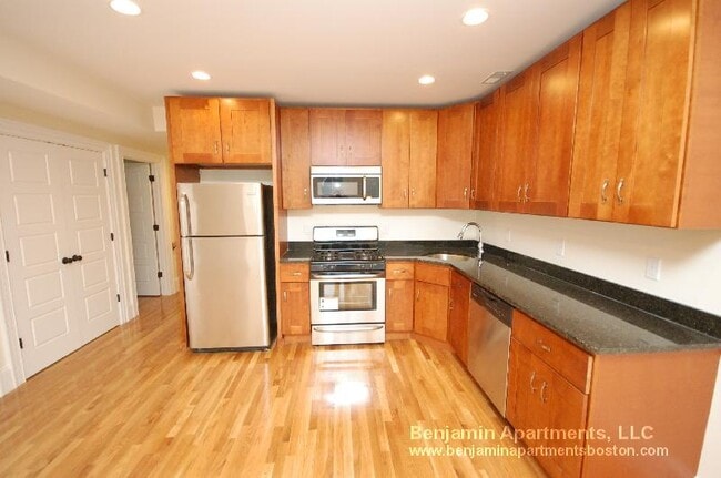 Building Photo - 86 Linden St