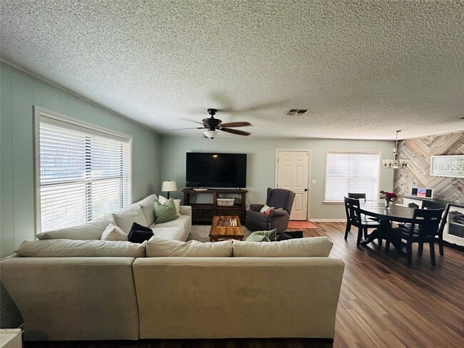 Building Photo - 108 Creek Bend Ln