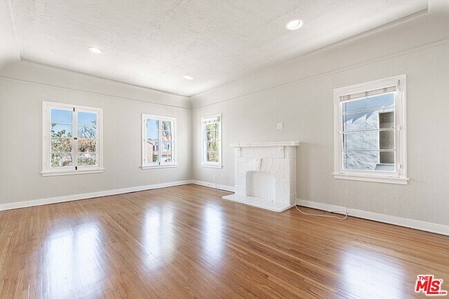 Foto del edificio - 1040 S Cloverdale Ave