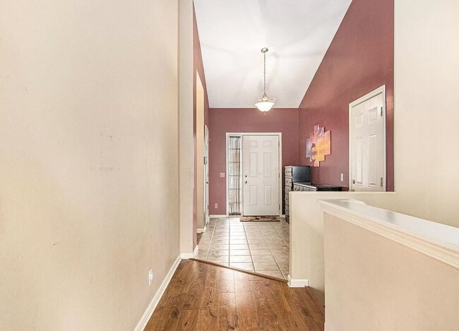 Foto del edificio - Spacious 4 Bedroom With Modern Comforts & Ideal Location!!