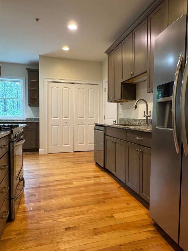 Foto del edificio - 30 Daylily Ln