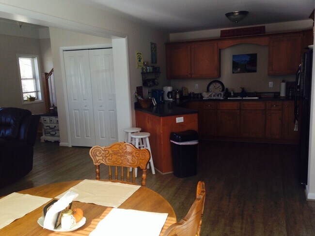 Foto del edificio - 1608 Whipple Dr